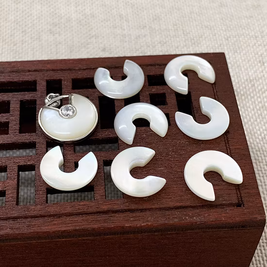 Pierre précieuse de coupe spéciale en nacre blanche pour le sertissage de bijoux