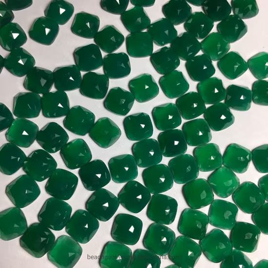 Coussin d'onyx vert naturel, pierre précieuse lâche taillée en rose pour le sertissage de bijoux