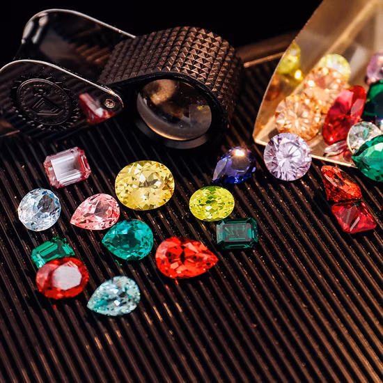 Lab Grown Ruby, Sapphire, Alexandrite, Emerald, Paraiba, Padparadscha Lab Grown Gemstone Disponible en différentes tailles et formes de la Chine Gemstone Manufacture